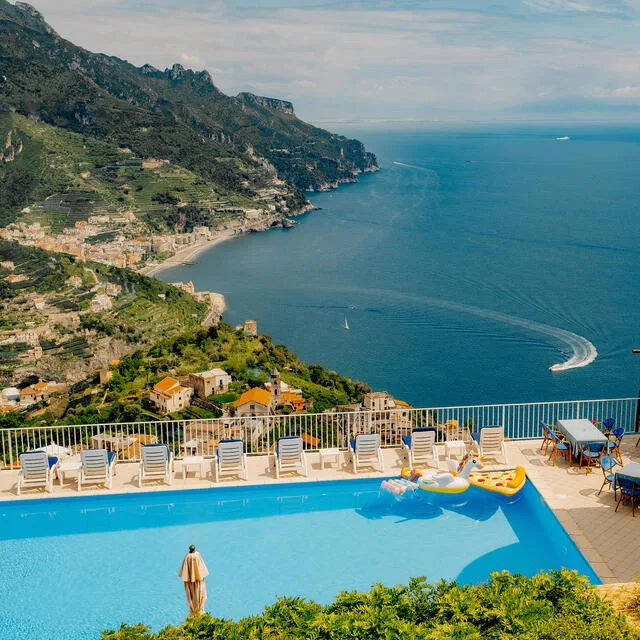 Expedia ChatGPT ad — Last Minute Vacations